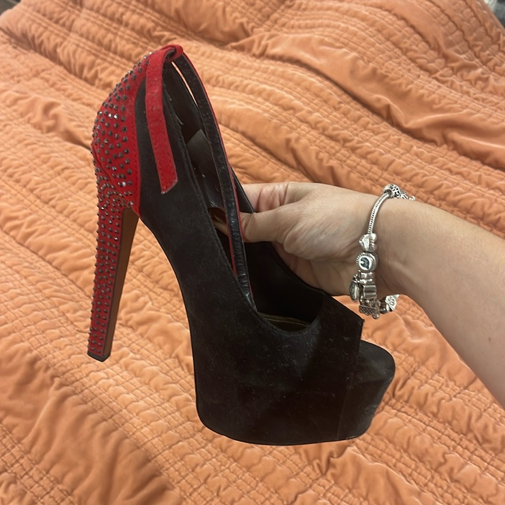 Heels size 8 perfect for going out or dressing up your outfit